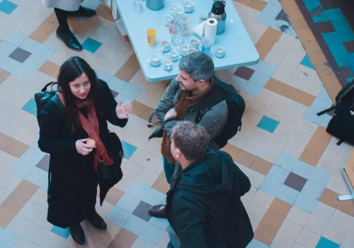 Groupe de personnes à l'accueil café lors de la deuxième matinée de la sobriété et de la coopération